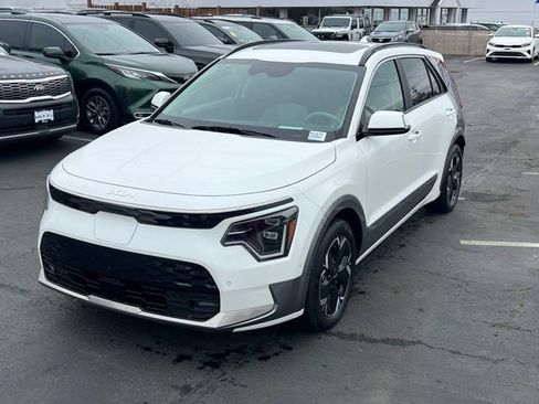 Certified 2024 Kia Niro Wave w/ Wave Preserve Package image 3