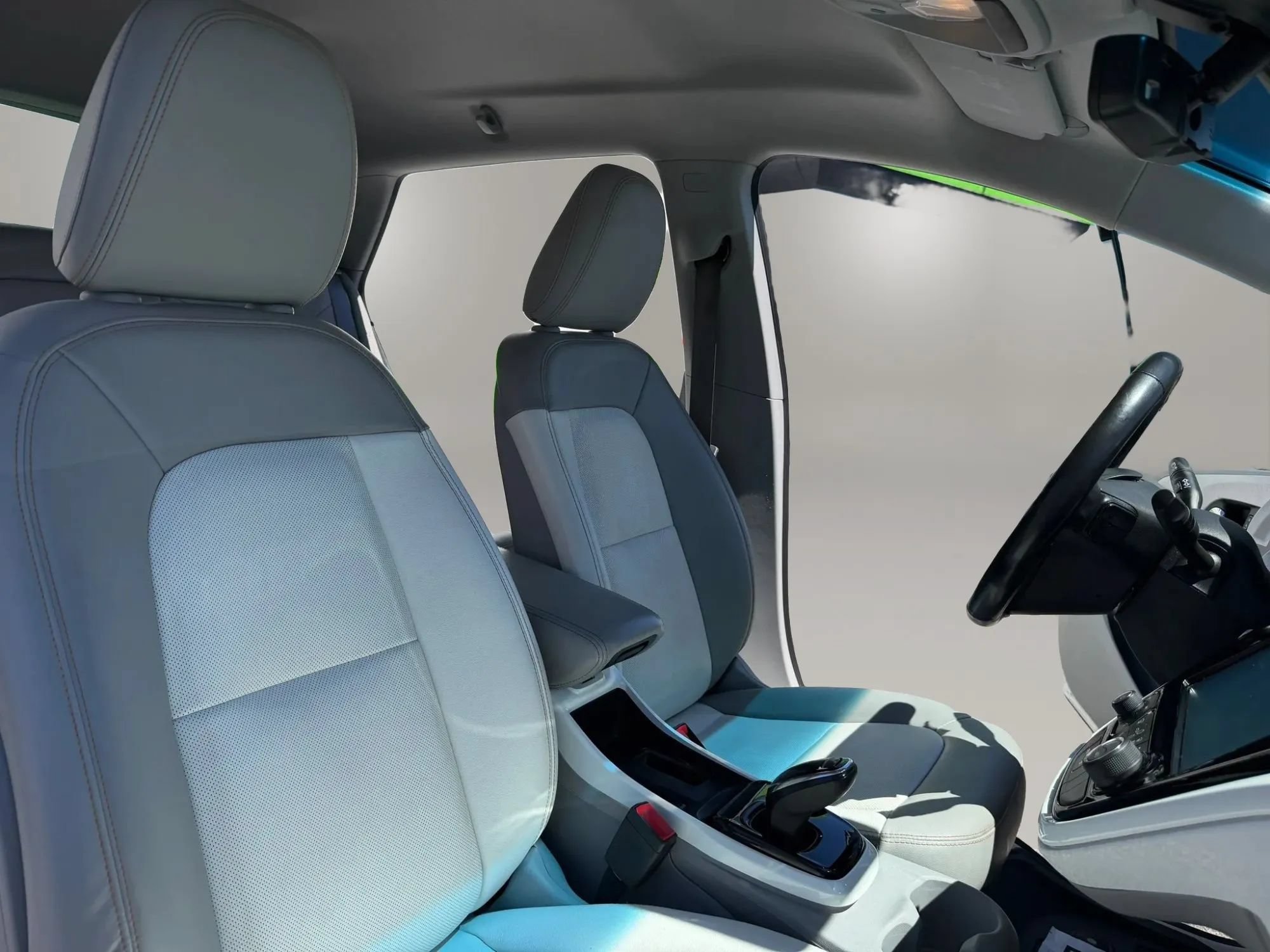 Used 2019 Chevrolet Bolt Premier w/ Infotainment Package FWD image 16