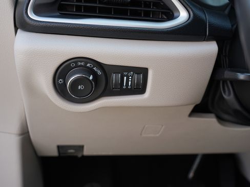 Used 2020 Chrysler Pacifica Touring-L Plus w/ Advanced Safetytec Group FWD image 17