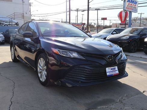 Used 2020 Toyota Camry LE image 1