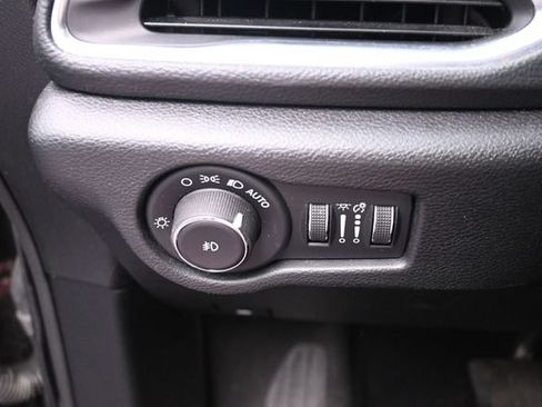 Used 2025 Chrysler Pacifica Limited FWD image 18