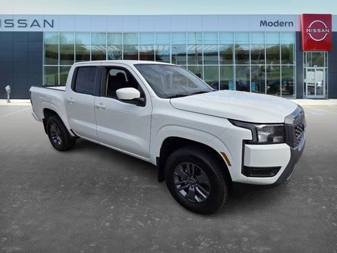 Certified 2025 Nissan Frontier SV image 3