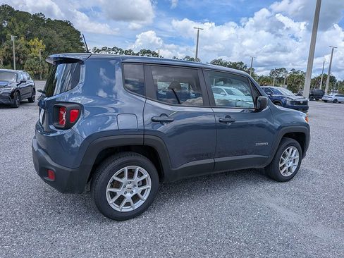 Used 2023 Jeep Renegade Latitude AWD/4WD image 3