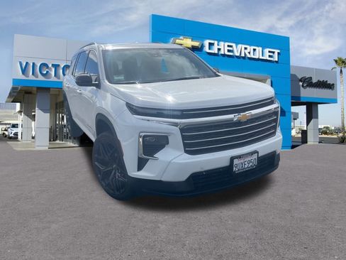 Used 2025 Chevrolet Traverse LT image 3