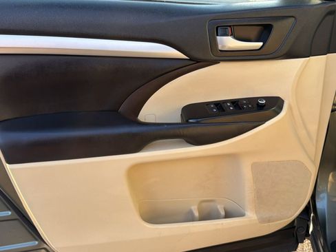 Used 2019 Toyota Highlander XLE FWD image 14