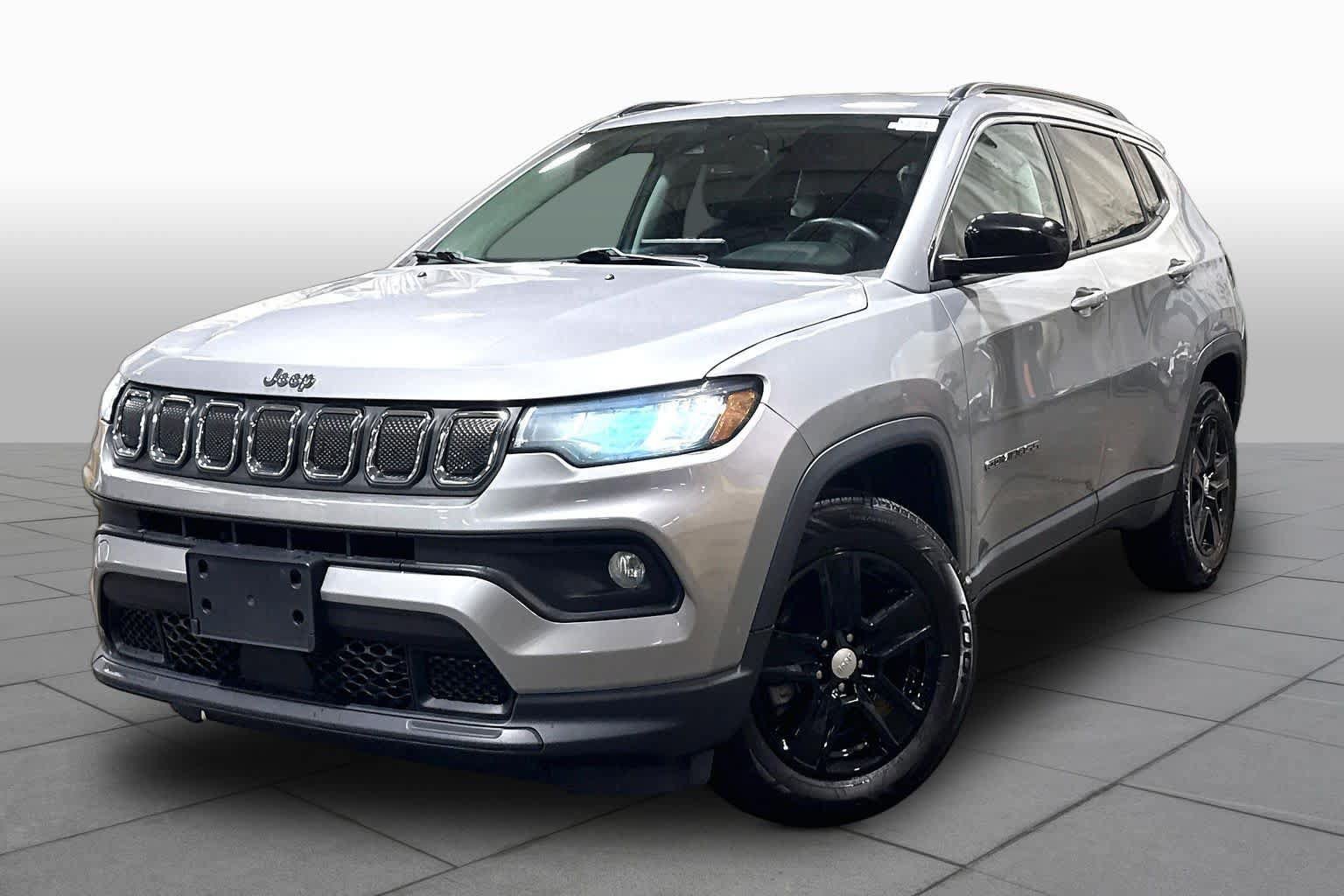 Used 2022 Jeep Compass Latitude w/ Sun and Sound Group AWD/4WD image 2