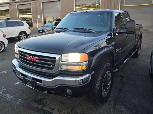 Used 2006 GMC Sierra 2500 SLT w/ Heavy-Duty Power Package image 2