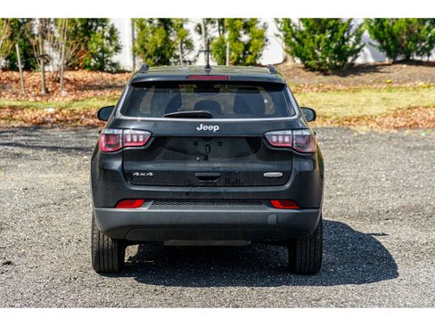 Used 2022 Jeep Compass Latitude AWD/4WD image 8