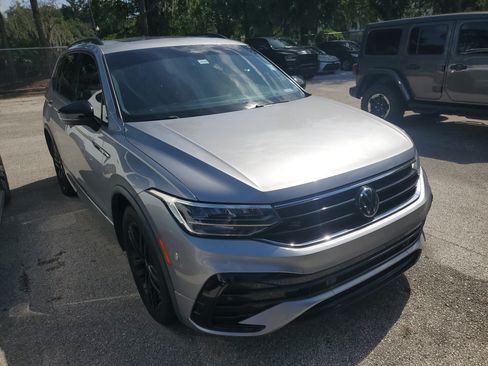 Used 2022 Volkswagen Tiguan SE R-Line FWD image 2