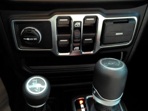 Used 2019 Jeep Wrangler Unlimited Sahara AWD/4WD image 9