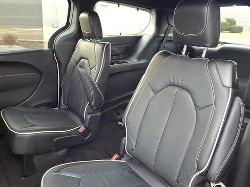 Used 2023 Chrysler Pacifica Limited w/ S Appearance Package image 22