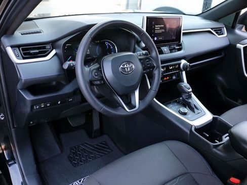 Used 2024 Toyota RAV4 SE image 18