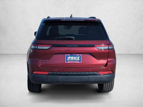 Used 2022 Jeep Grand Cherokee Altitude AWD/4WD image 8