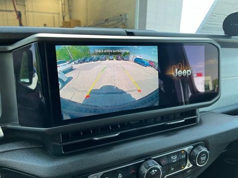 Used 2024 Jeep Wrangler Willys AWD/4WD image 24