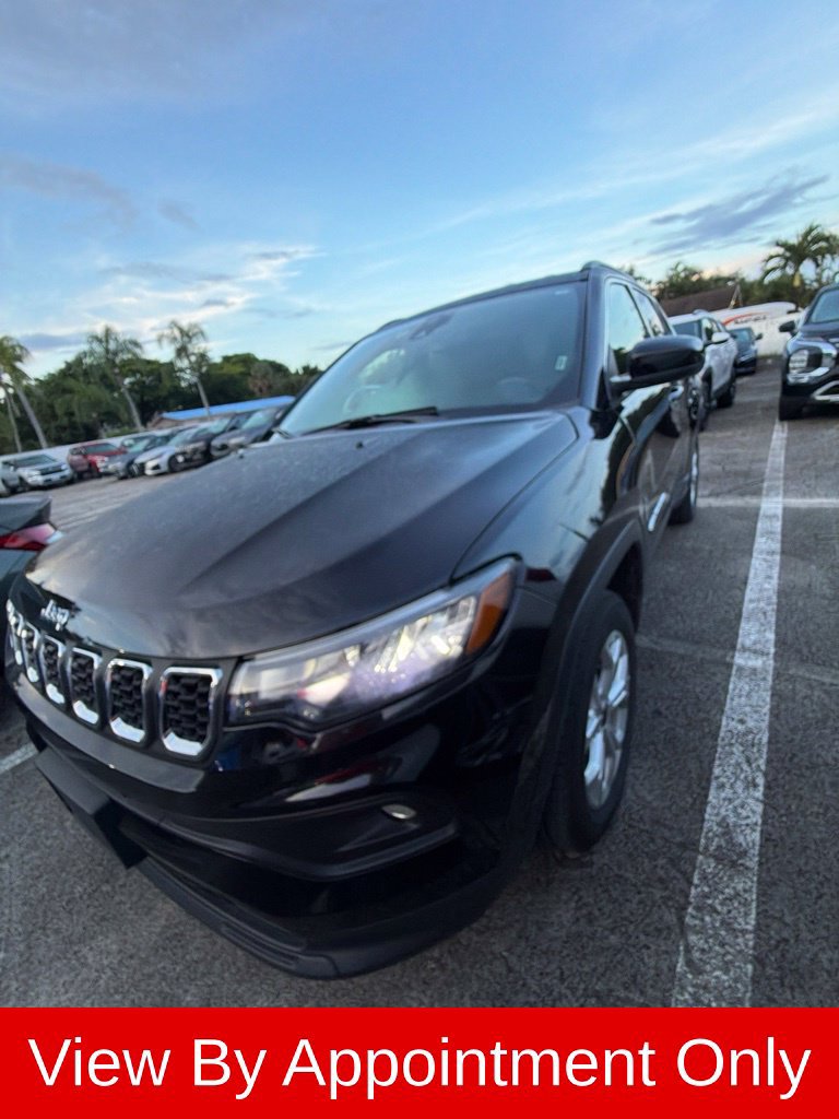 Used 2025 Jeep Compass Latitude AWD/4WD image 1