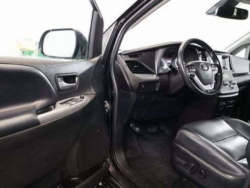 Used 2019 Toyota Sienna SE image 6