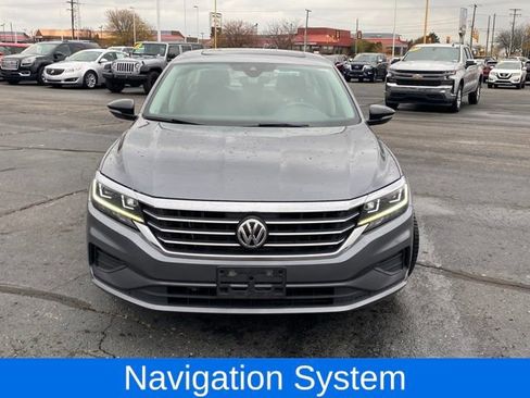 Used 2022 Volkswagen Passat 2.0T image 2