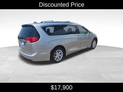 Used 2020 Chrysler Pacifica Touring-L FWD image 3