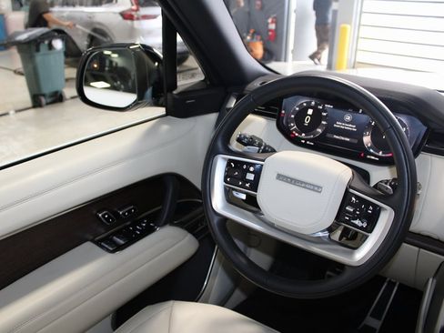 Used 2024 Land Rover Range Rover SE image 17