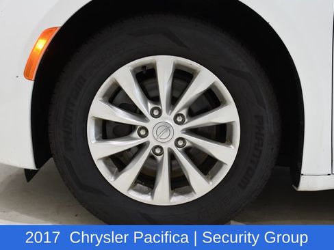 Used 2017 Chrysler Pacifica Touring-L FWD image 6