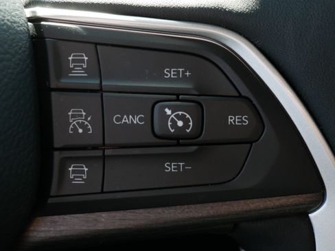 Used 2023 Jeep Grand Cherokee Limited w/ Black Appearance Package image 23