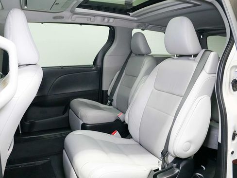 Used 2016 Toyota Sienna Limited Premium FWD image 17