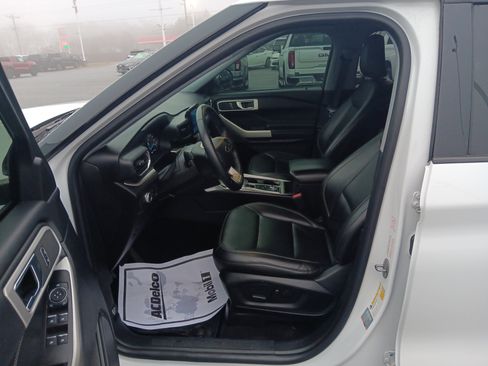 Used 2022 Ford Explorer XLT w/ Equipment Group 202A image 15