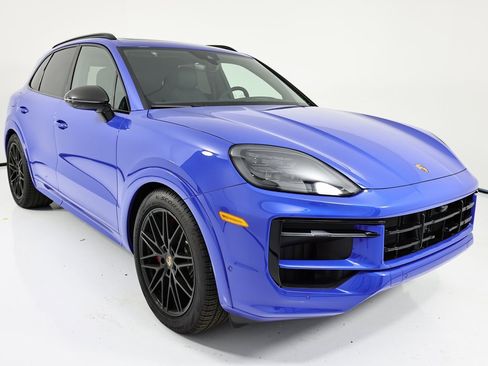 New 2025 Porsche Cayenne GTS image 9