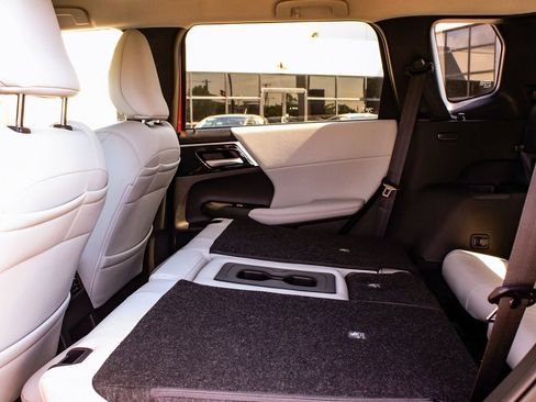 New 2025 Mitsubishi Outlander SE image 35