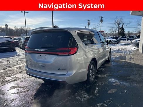 Used 2024 Chrysler Pacifica Select image 2