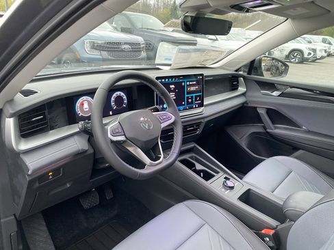 New 2025 Volkswagen Tiguan SE image 9