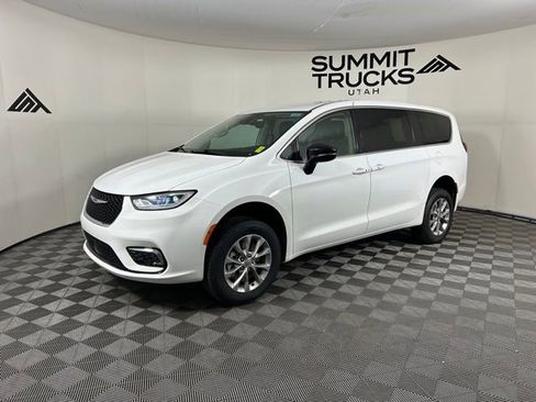 Used 2024 Chrysler Pacifica Touring-L AWD/4WD image 3