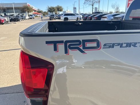 Used 2018 Toyota Tacoma TRD Sport w/ Technology Package image 5