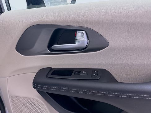 Used 2024 Chrysler Pacifica Touring-L FWD image 29