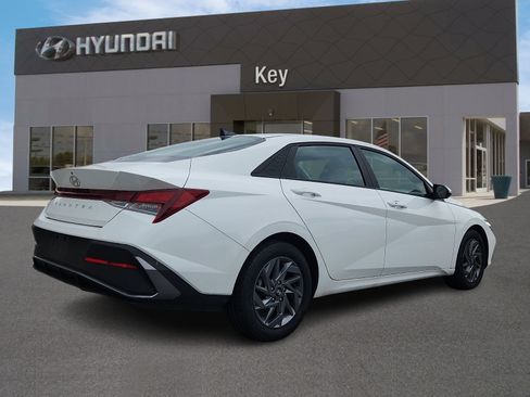Certified 2024 Hyundai Elantra SEL FWD image 4