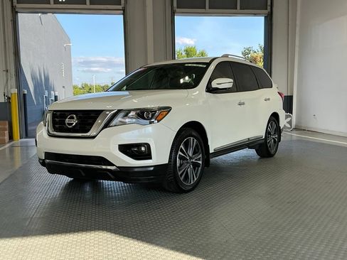 Used 2019 Nissan Pathfinder Platinum FWD image 2