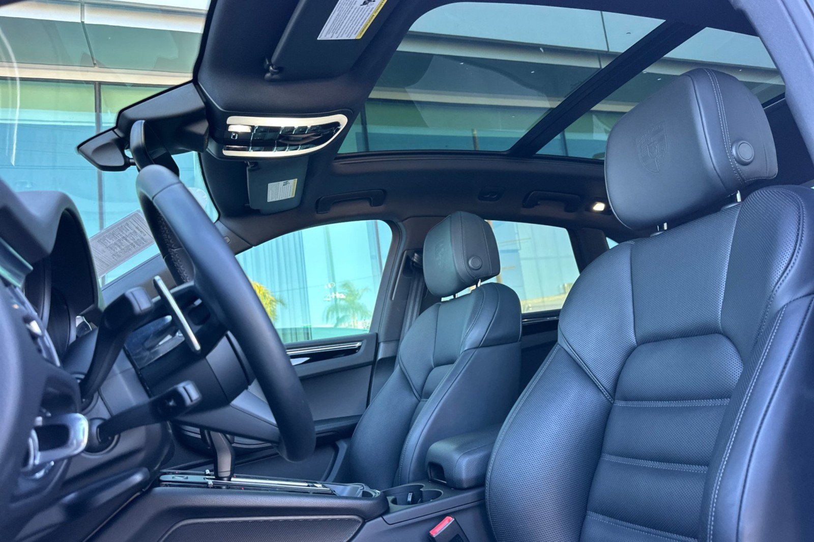 Certified 2025 Porsche Macan AWD/4WD image 5