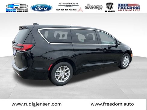 New 2026 Chrysler Pacifica Select image 5