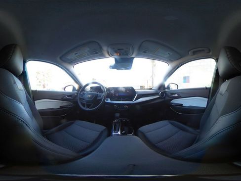 Used 2025 Chevrolet Trax LT image 42