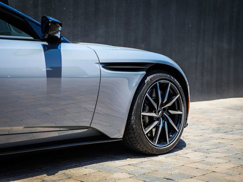 Used 2022 Aston Martin DB11 Volante RWD image 17