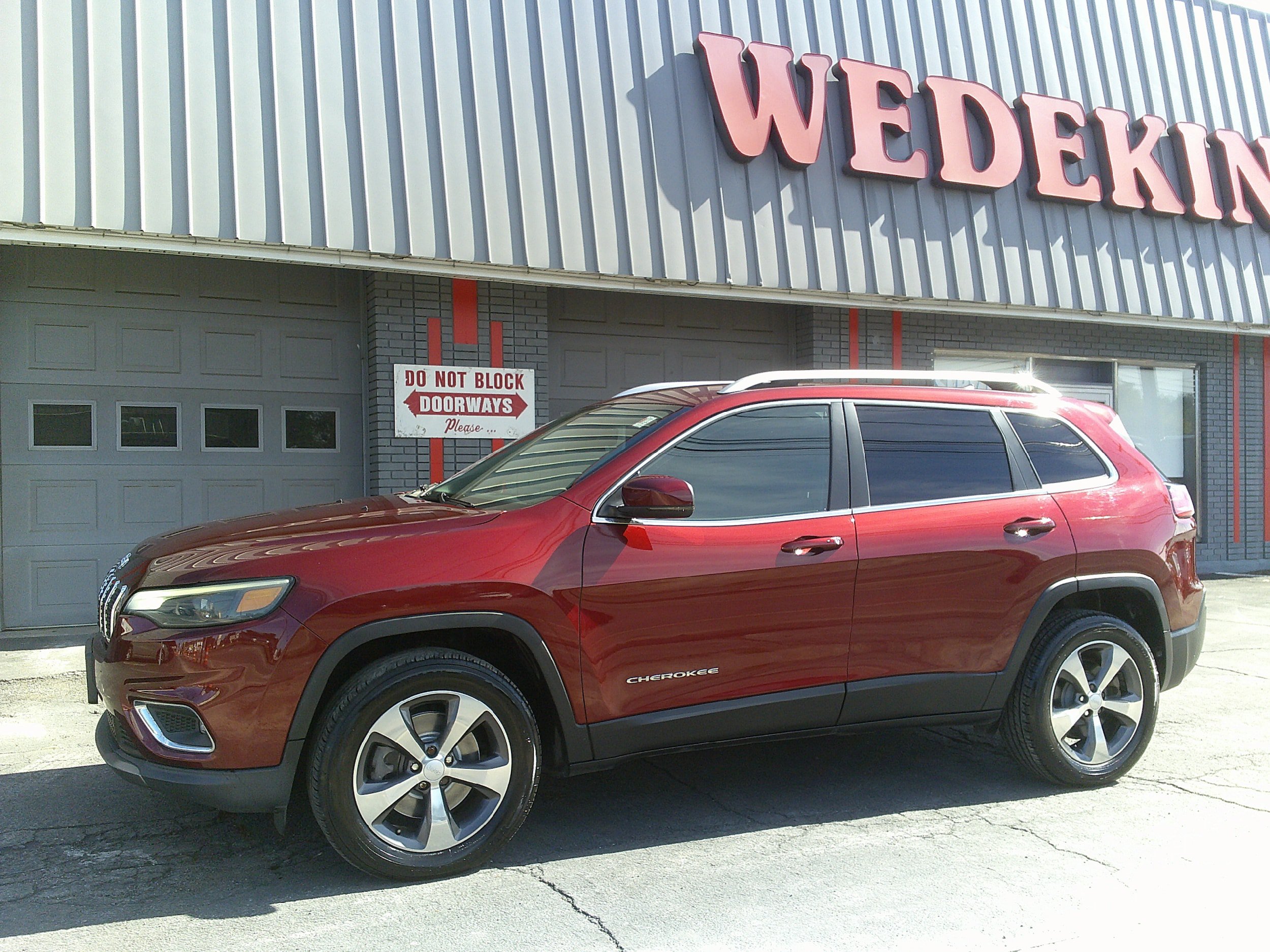 Used 2019 Jeep Cherokee Limited AWD/4WD image 3