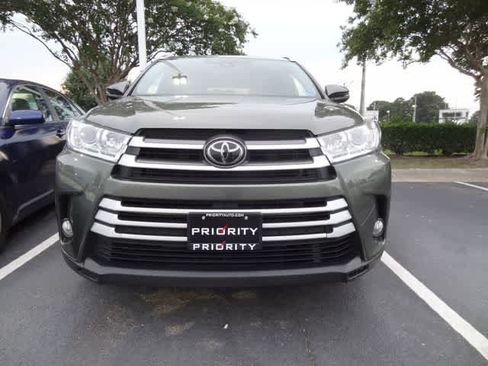 Used 2019 Toyota Highlander XLE AWD/4WD image 2