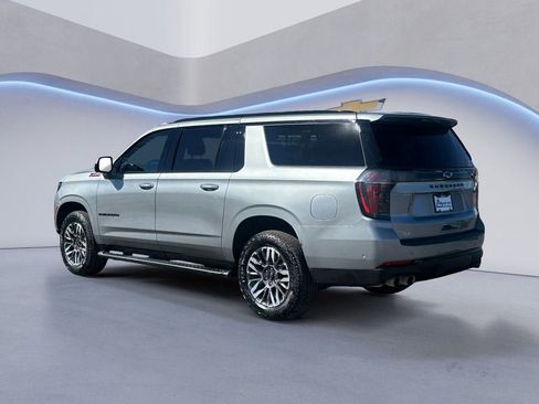 Used 2025 Chevrolet Suburban Z71 image 3