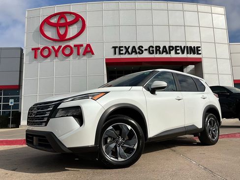 Used 2025 Nissan Rogue SV image 2