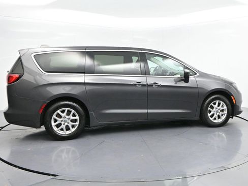 Used 2017 Chrysler Pacifica Touring FWD image 8