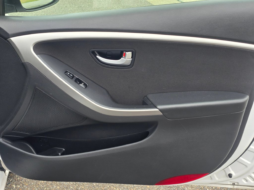 Used 2013 Hyundai Elantra GT w/ Touch & Go Pkg FWD image 18