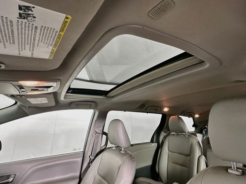 Used 2020 Toyota Sienna XLE FWD image 25