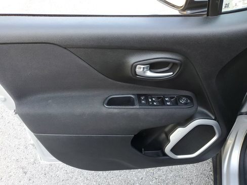 Used 2021 Jeep Renegade Latitude FWD image 14