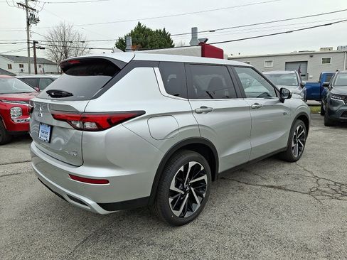 New 2025 Mitsubishi Outlander SE image 8