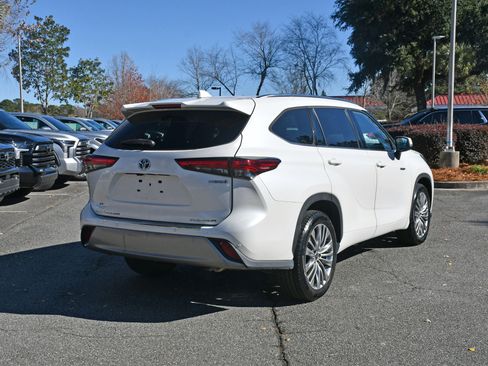 Used 2021 Toyota Highlander Platinum image 4